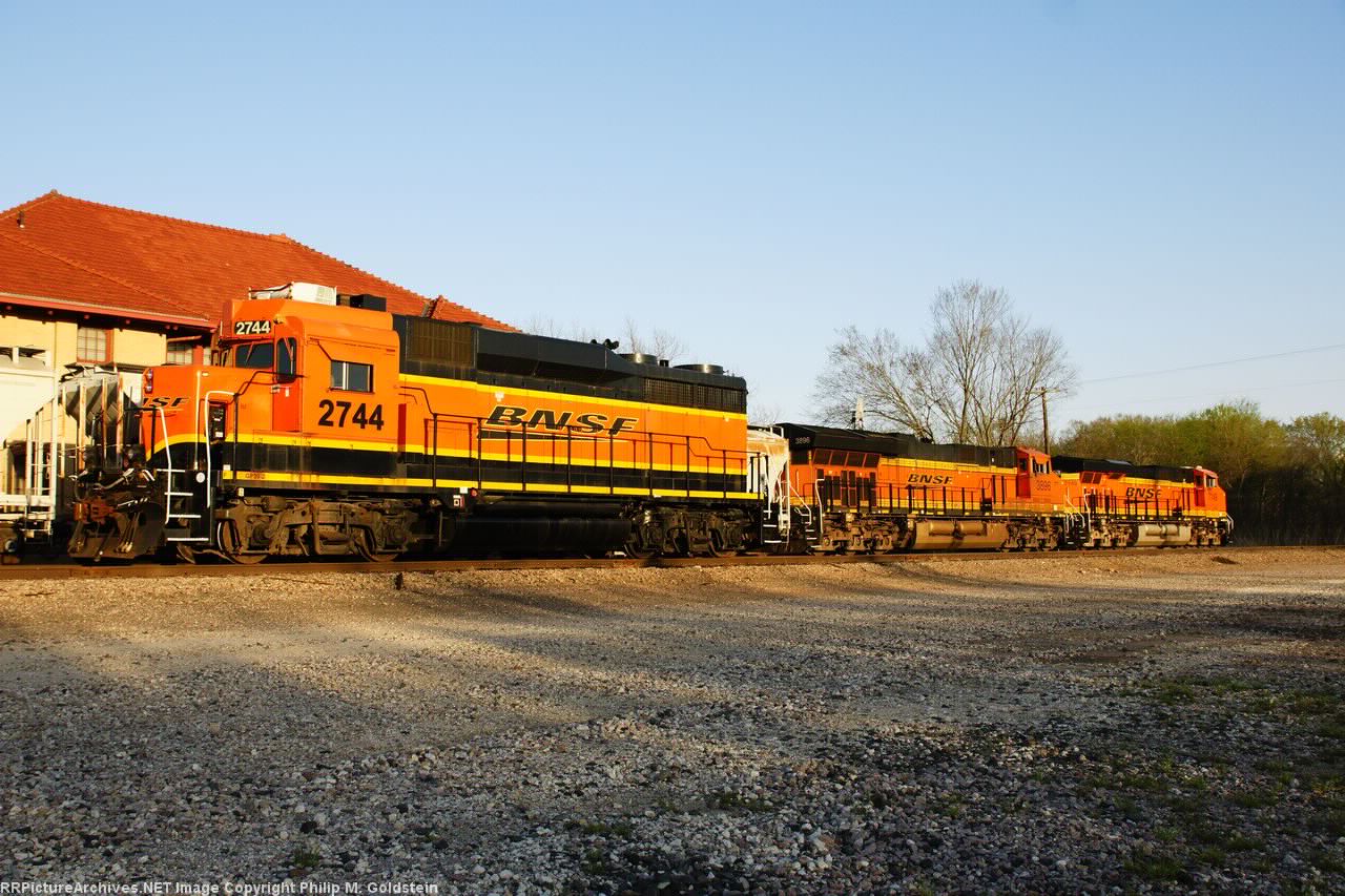 BNSF 2744